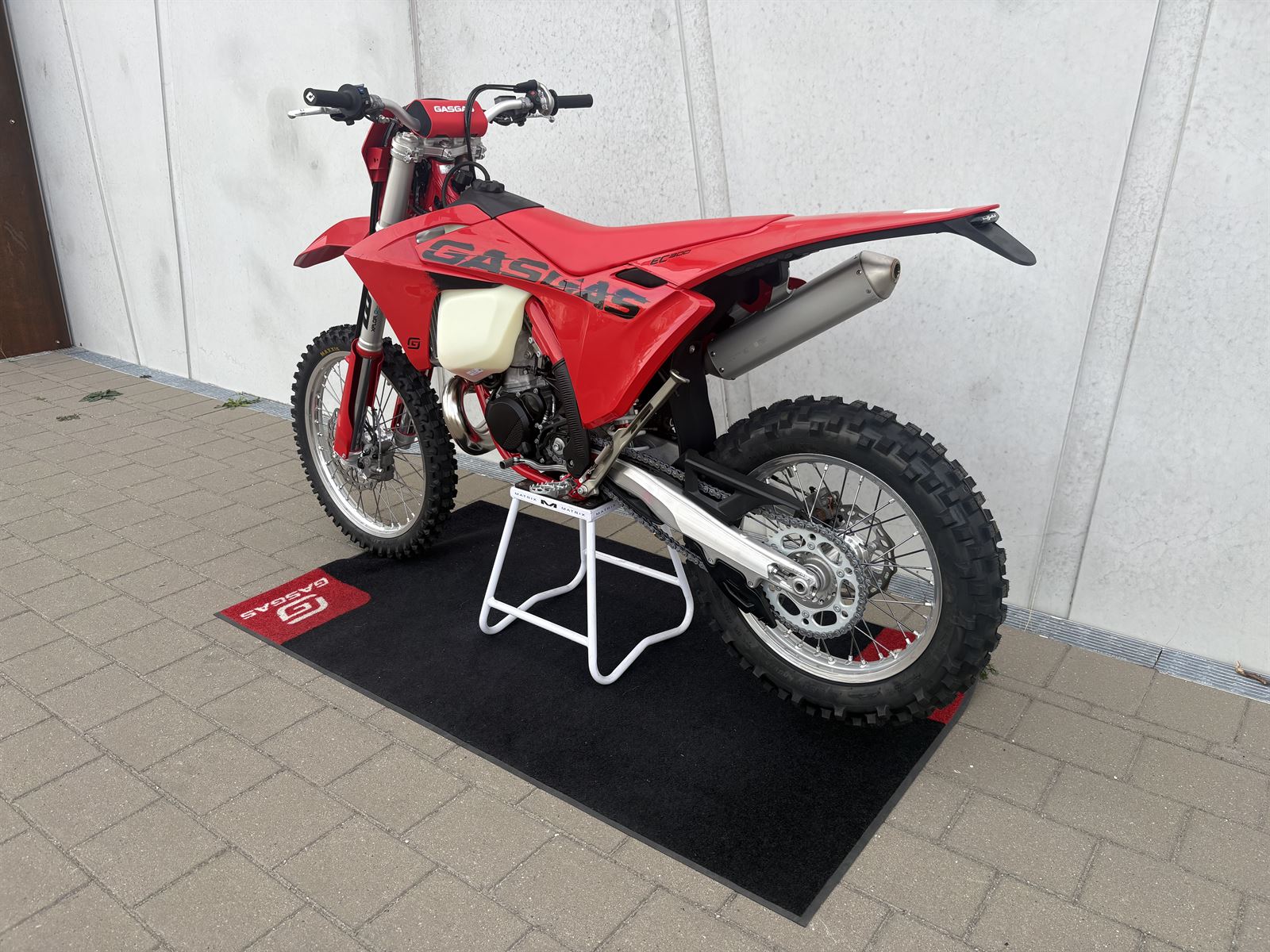 EC300 2025