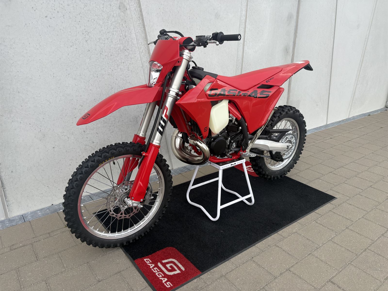 EC300 2025