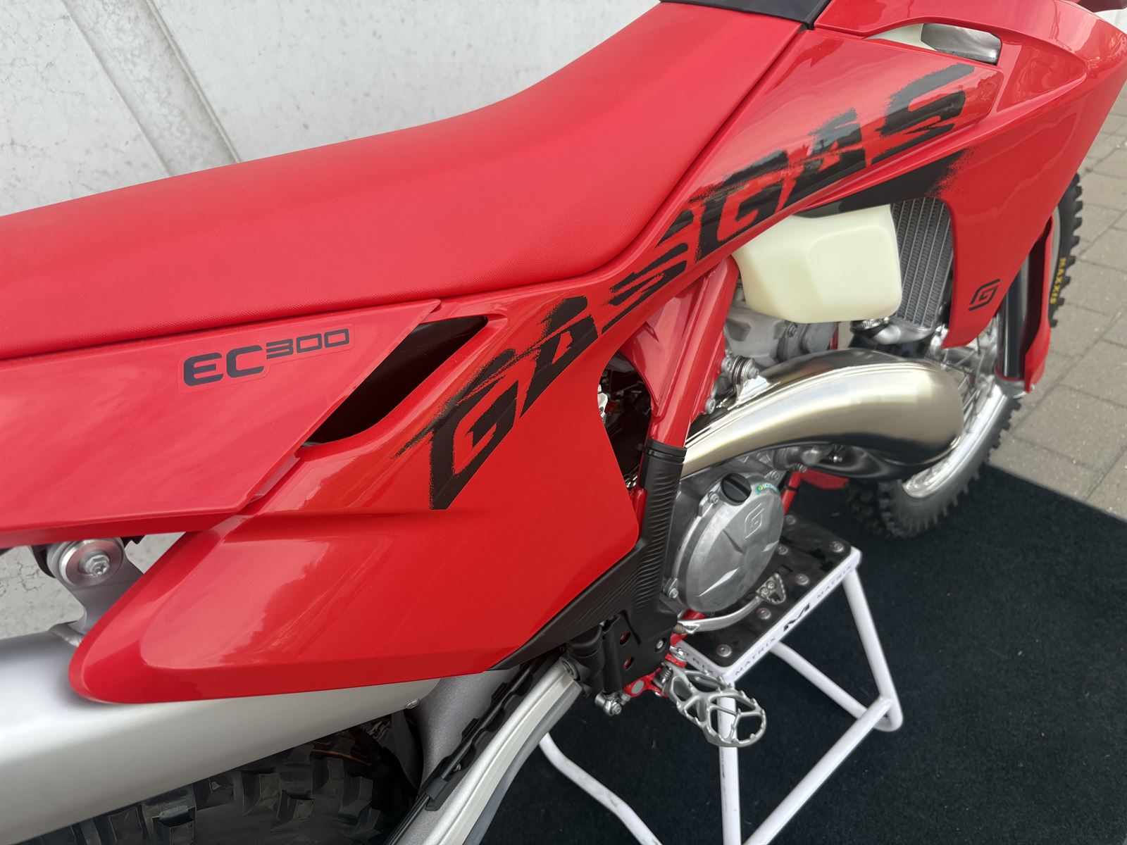 EC300 2025