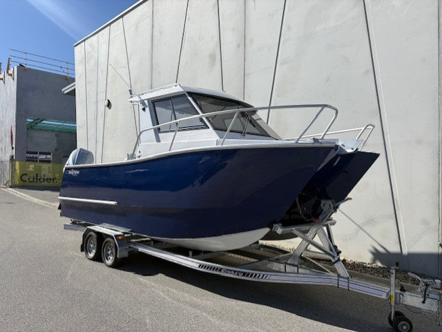 Kingfisher 670 Hard Top Powercat + 2 x 150HP Honda 4-Stroke Outboard + Trailer