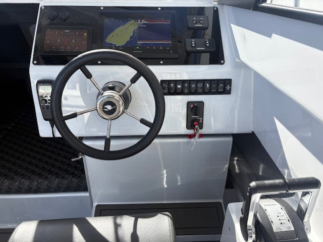 Kingfisher 670 Hard Top Powercat + 2 x 150HP Honda 4-Stroke Outboard + Trailer